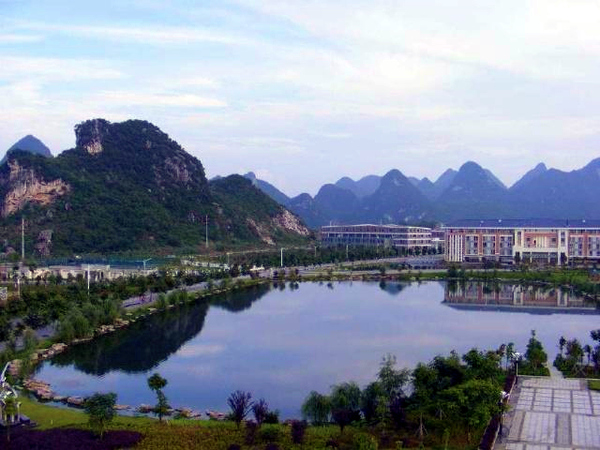 堯山校區(qū)2.jpg